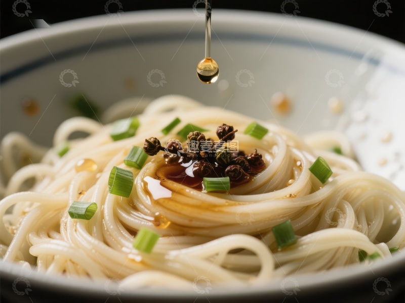 高清大图下载【趣麦麦图】热油浇淋面条，香气四溢