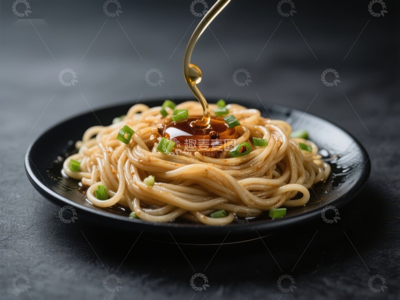 高清大图下载【趣麦麦图】热腾面条淋上香浓酱汁