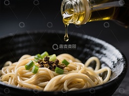 橄榄油浇淋面条的瞬间