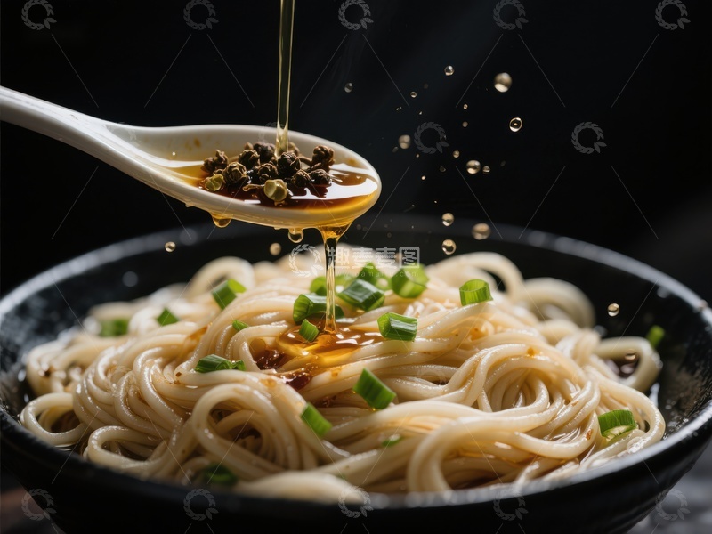 高清大图下载【趣麦麦图】热油浇面，香气四溢的美食瞬间