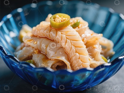 蓝碗中的腌制鱿鱼片