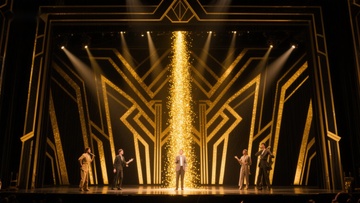 舞台表演，金色灯光与装饰