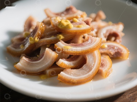 切片肉肠配豆粒，盘中美食