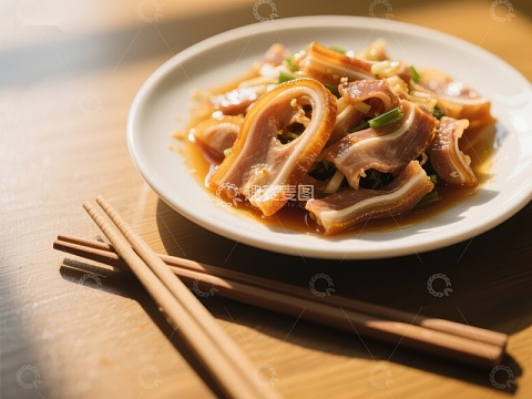 美味卤味拼盘，搭配筷子静享美食