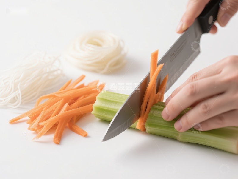 高清大图下载【趣麦麦图】-切菜准备：胡萝卜与芹菜的细致切割