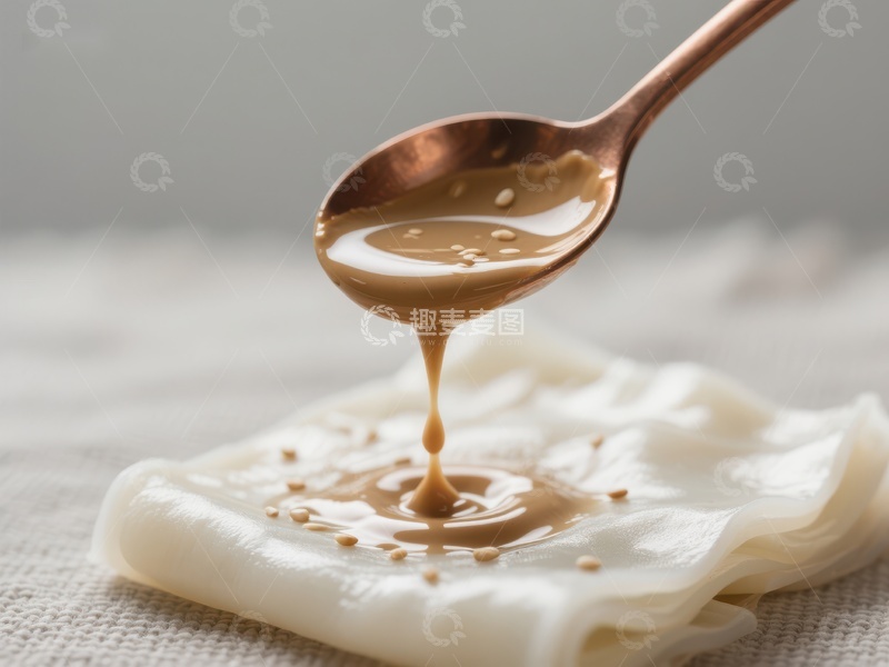 高清大图下载【趣麦麦图】勺子倾倒酱汁于面食之上