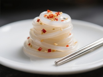 透明凉粉配辣椒点缀