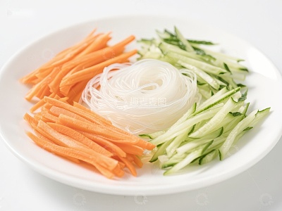 胡萝卜黄瓜粉丝摆盘