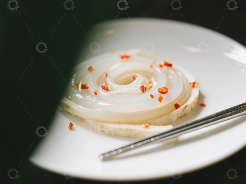 高清大图下载【趣麦麦图】精致盘中螺旋菜品配以红椒点缀