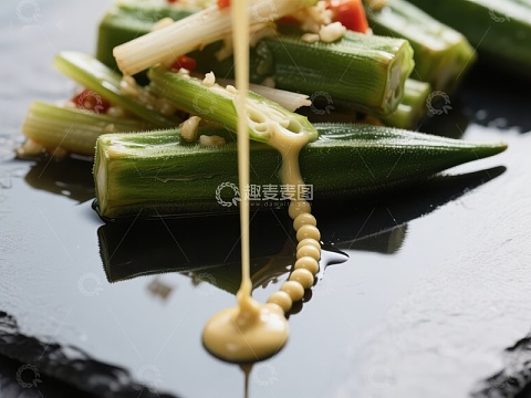 秋葵配酱汁，精致摆盘