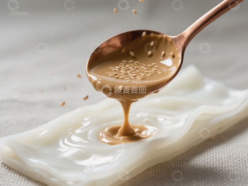 高清大图下载【趣麦麦图】芝麻酱从勺中倾泻而下