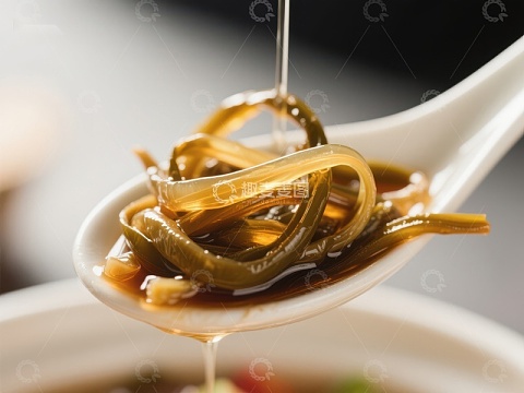 勺中海带汤，酱汁缓缓滴落