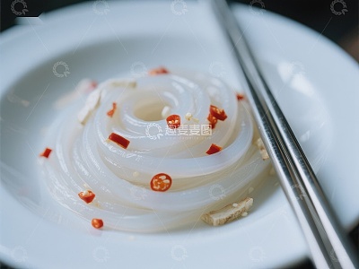 盘中精致摆盘的透明凉粉配以红椒点缀
