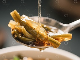 热汤中的蔬菜与浓郁汤汁