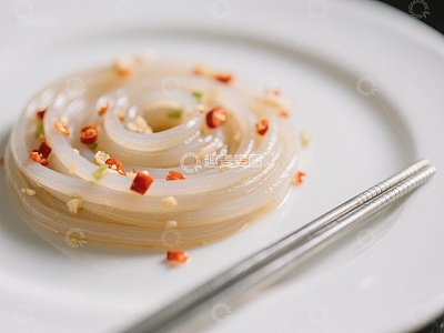 精致盘旋的透明凉粉配以辣椒点缀