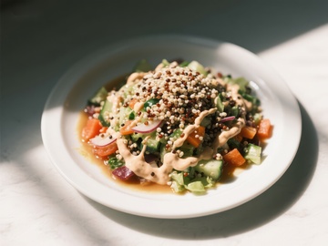 藜麦蔬菜沙拉配酱汁