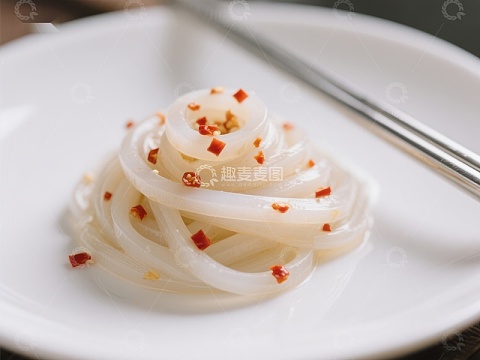 凉拌粉丝，点缀红椒，清新爽口