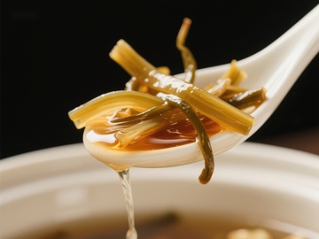 热汤勺中滴落的美味瞬间