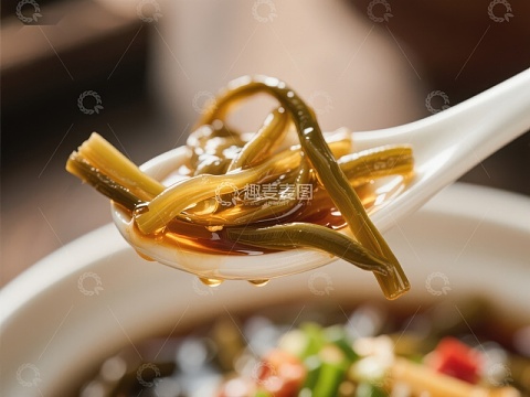 勺中酸菜特写，汤汁浓郁诱人