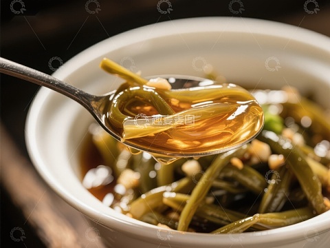 美味海带汤，勺中浓郁汤汁