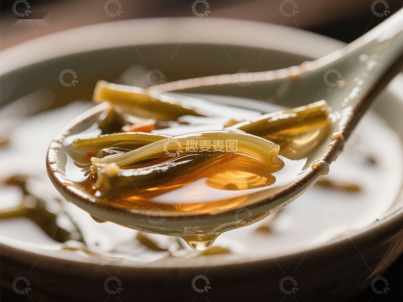 高清大图下载【趣麦麦图】勺中海带汤，浓郁汤汁特写