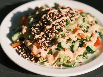 蔬菜藜麦沙拉配酱汁