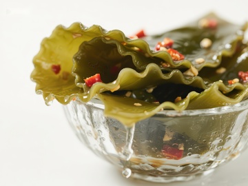 海带凉菜，点缀红椒芝麻