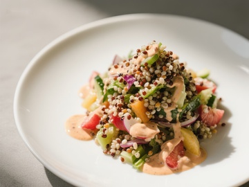 藜麦蔬菜沙拉配酱汁