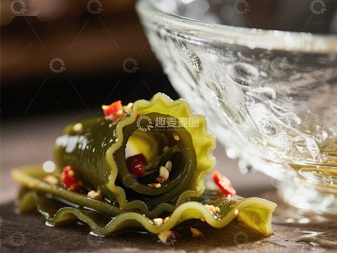 精致海带卷配辣椒点缀