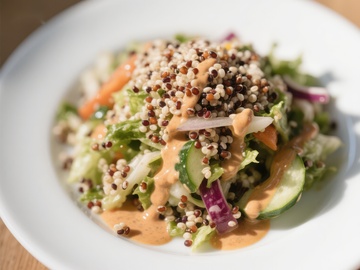 藜麦沙拉配蔬菜和酱料