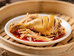 蒸笼中的美味鸡肉料理