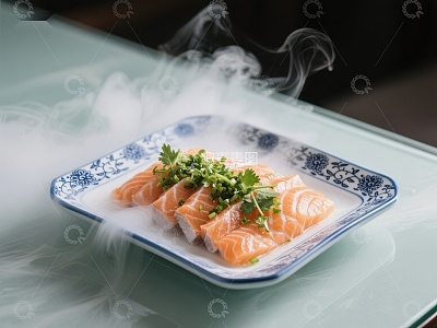 烟雾缭绕的三文鱼刺身