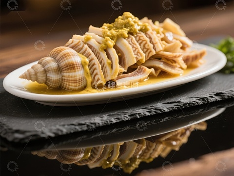 精致鱿鱼料理，搭配酱料与海螺装饰