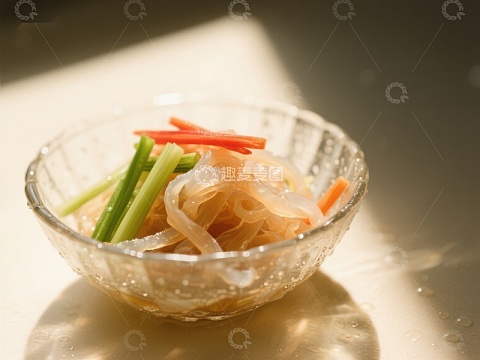 透明碗中的凉拌海带丝