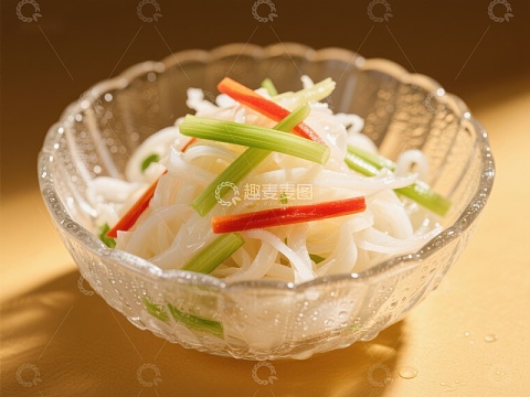 清爽凉拌豆芽配红椒绿葱