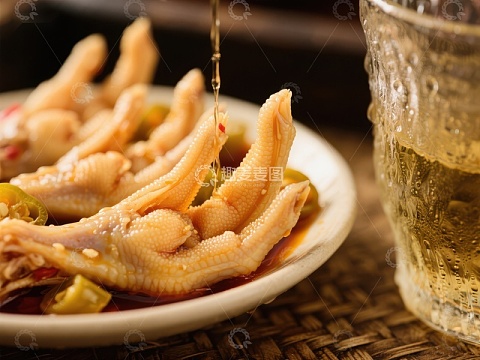 泡椒凤爪配饮品，美味佳肴