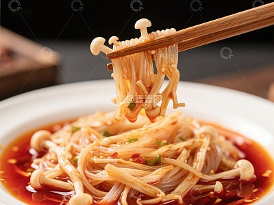 筷子夹起金针菇，红油汤底诱人