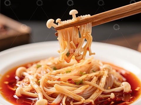 筷子夹起金针菇，红油汤底诱人