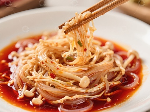 麻辣金针菇拌粉条美食特写