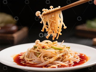 筷子夹起金针菇凉拌菜