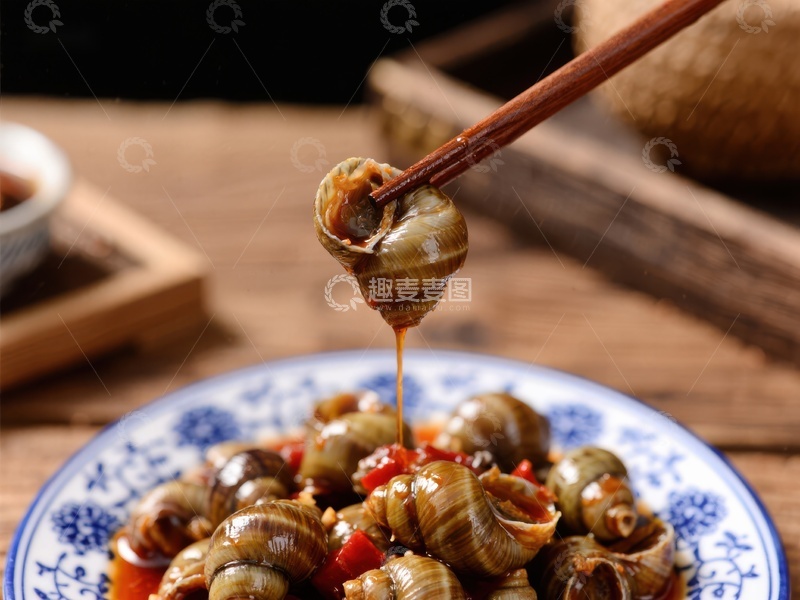 高清大图下载【趣麦麦图】美味田螺，筷子夹起，汤汁滴落
