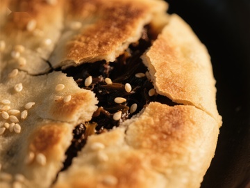 酥脆芝麻馅饼特写