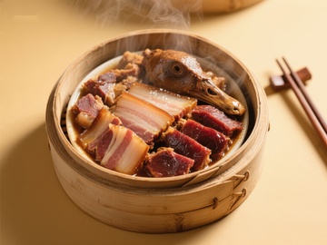 蒸笼中的美味腊肉与鸭头