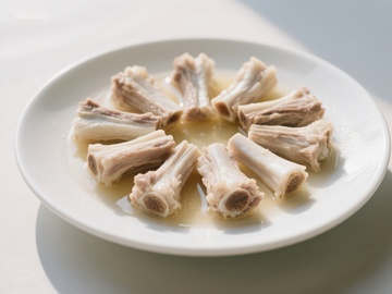 盘中整齐排列的骨头