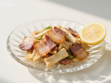 培根炒面搭配柠檬片