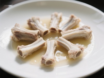 盘中羊排骨，汤汁环绕