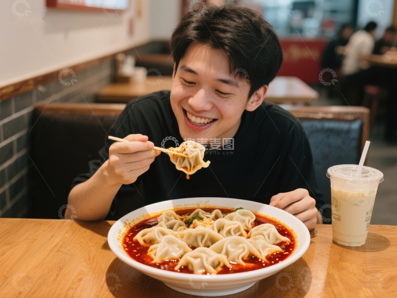 高清大图下载【趣麦麦图】-男子享用麻辣水饺，笑容满面