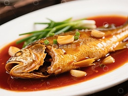 红烧鱼配葱蒜，美味佳肴