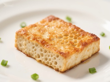 金黄酥脆的蜂窝状豆腐