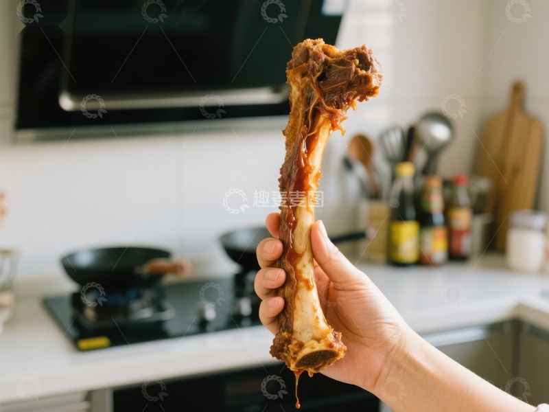 高清大图下载【趣麦麦图】手持美味烤骨，厨房背景